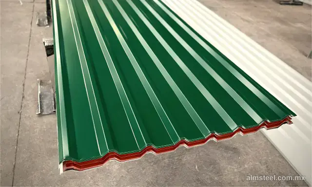 Estiba de lámina acanalada verde junto a lámina blanca