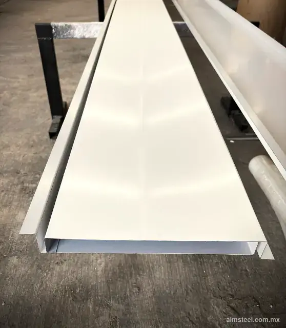 Plafón gasolinero blanco en forma de charola